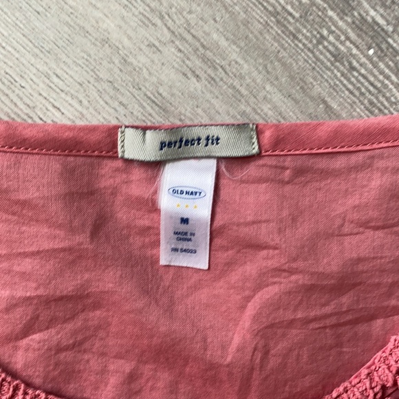 Old Navy Perfect Fit Coral Crochet Button Up Baby Doll Top Size Medium - Picture 2 of 3